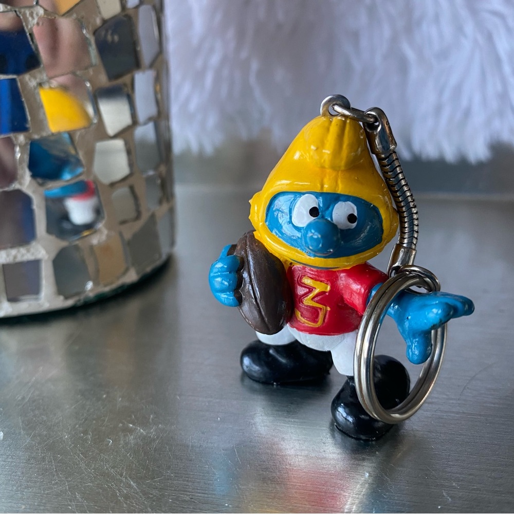 Football Smurf keychain